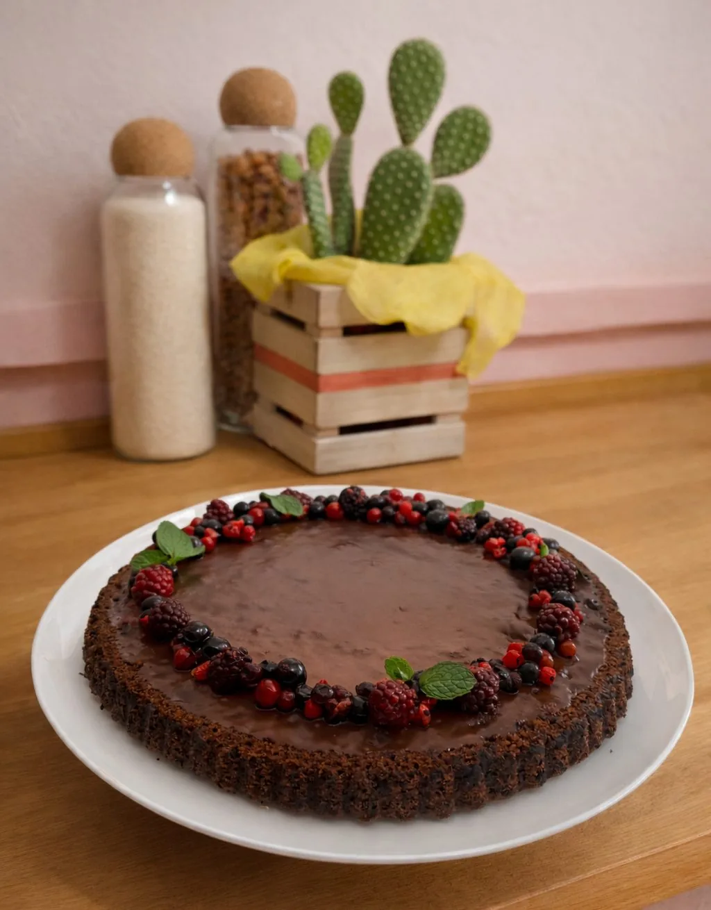 Tarte moelleuse au cacao avec couronne de fruits rouges
