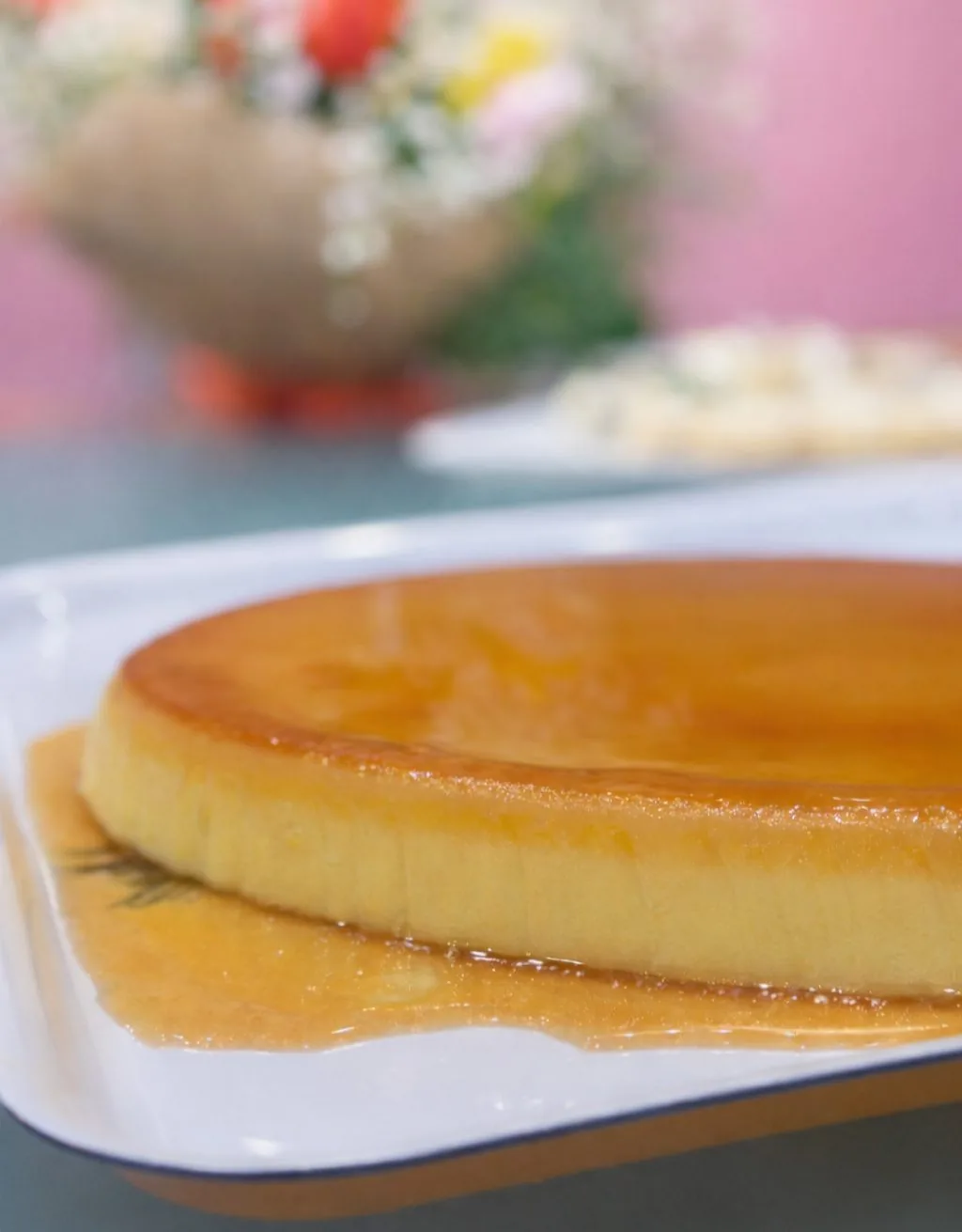 Gâteau crème caramel servi sur une assiette