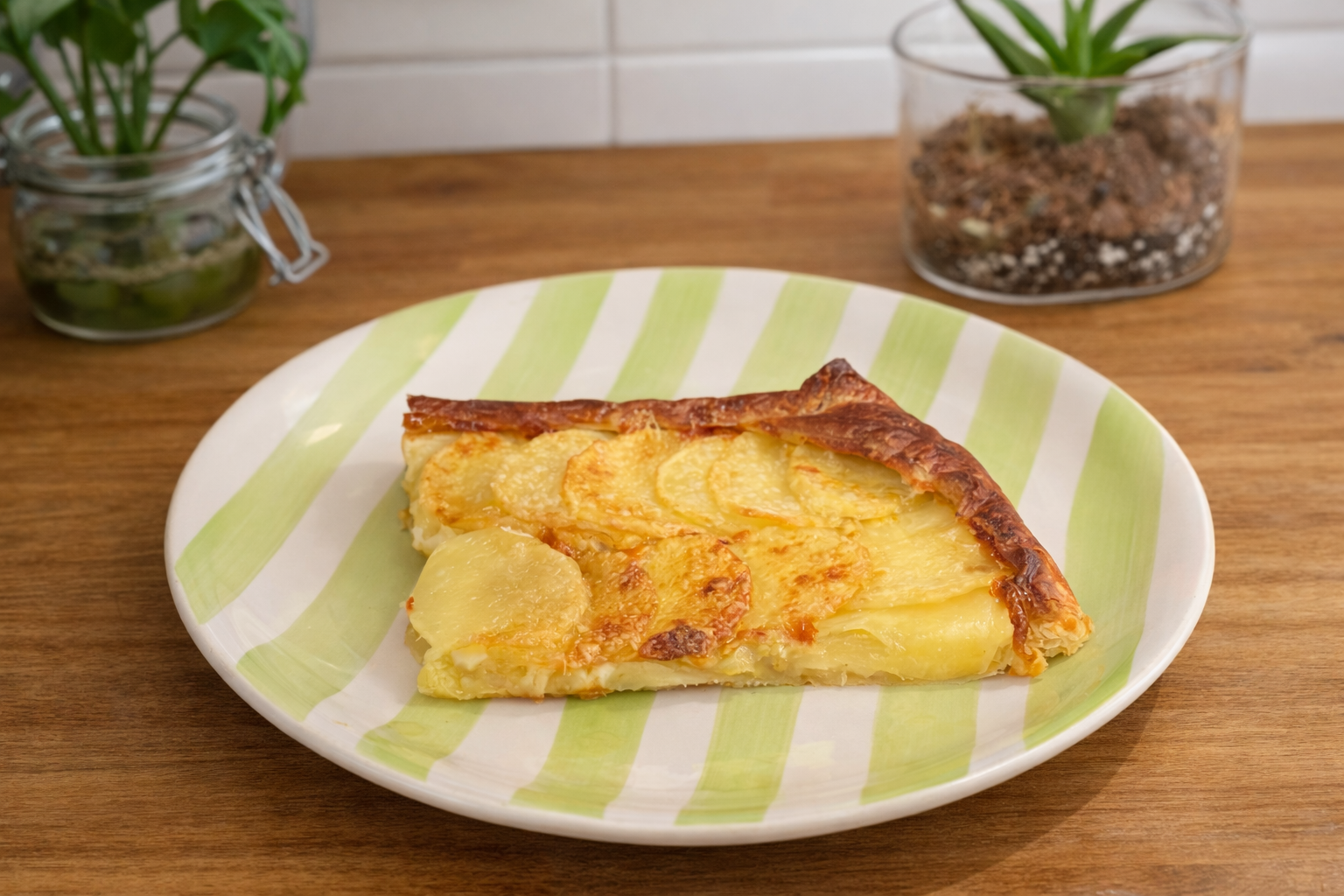 Fetta di torta salata patate e scamorza affumicata